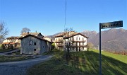 74 Seguendo la strada asfaltata scendo alla contrada Pos. Castello, panoramica sulla Val Serina